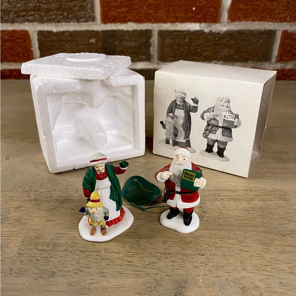 Dept 56 Heritage Village Series Santa &‎ Mrs Claus Set of 2 Accessories #5609-0